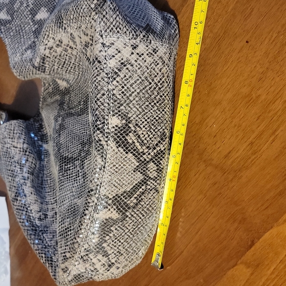 Michael Kors bag with gold MK logo in strap - Picture 8 of 8